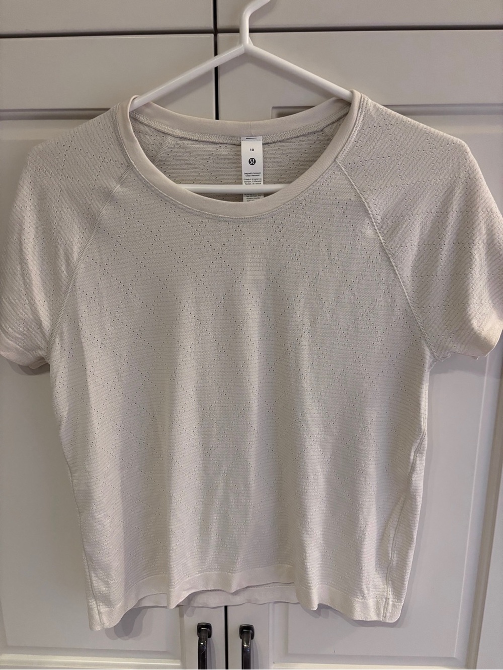 Lululemon Swiftly Perforated Seamless Short Sleeve Shirt Size 10 cream/white